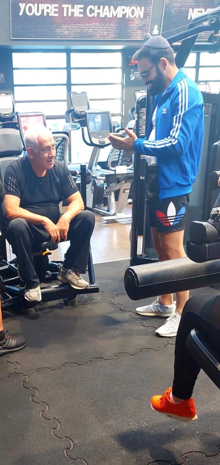 בחדר כושר: חגיגות יום הולדת לנתניהו. צפו