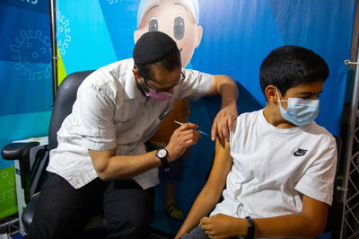 ילד מתחסן נגד קורונה