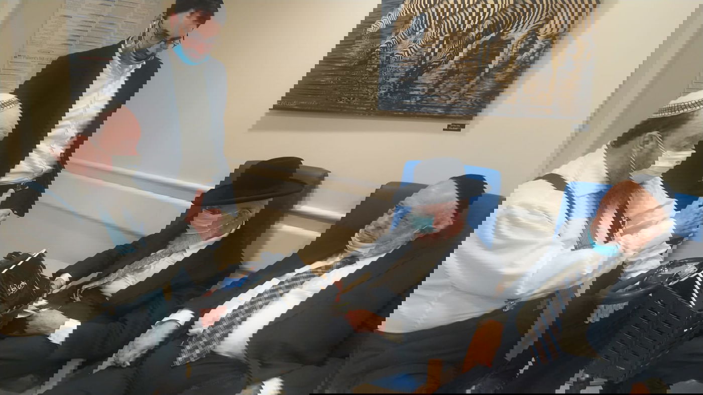 בביקור בבית החולים: אחיו של רה"י; הגר"י אזרחי הרב אורי אזרחי, רב ביה"ח הדסה הרב קליין ובנו הגרב"צ אזרחי