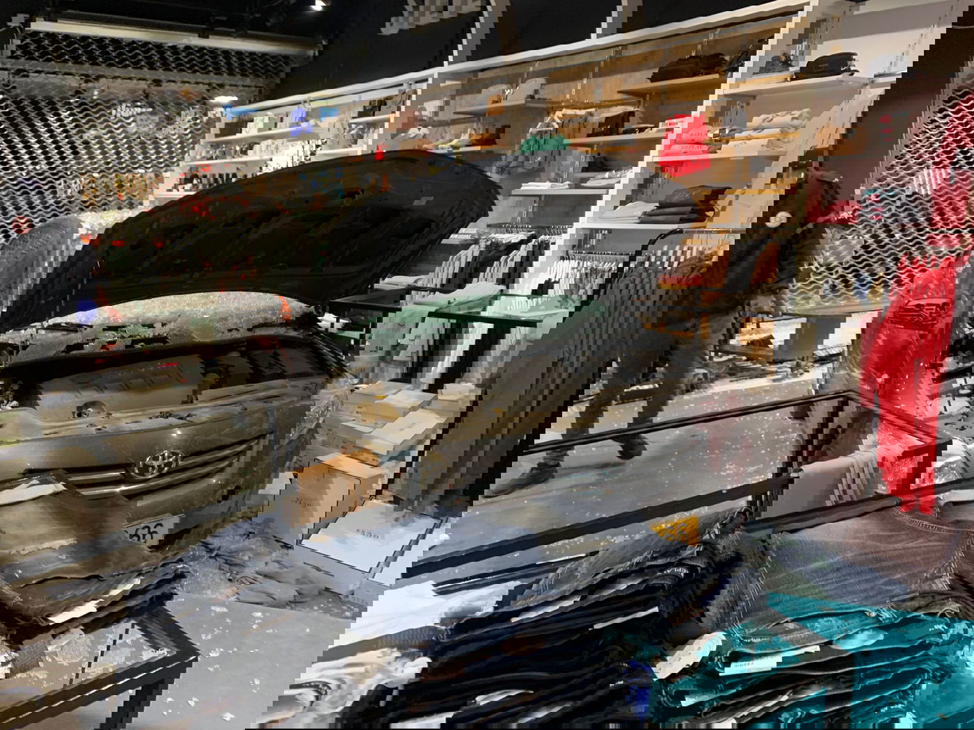 נהגת איבדה שליטה והתנגשה בחנות בגדים