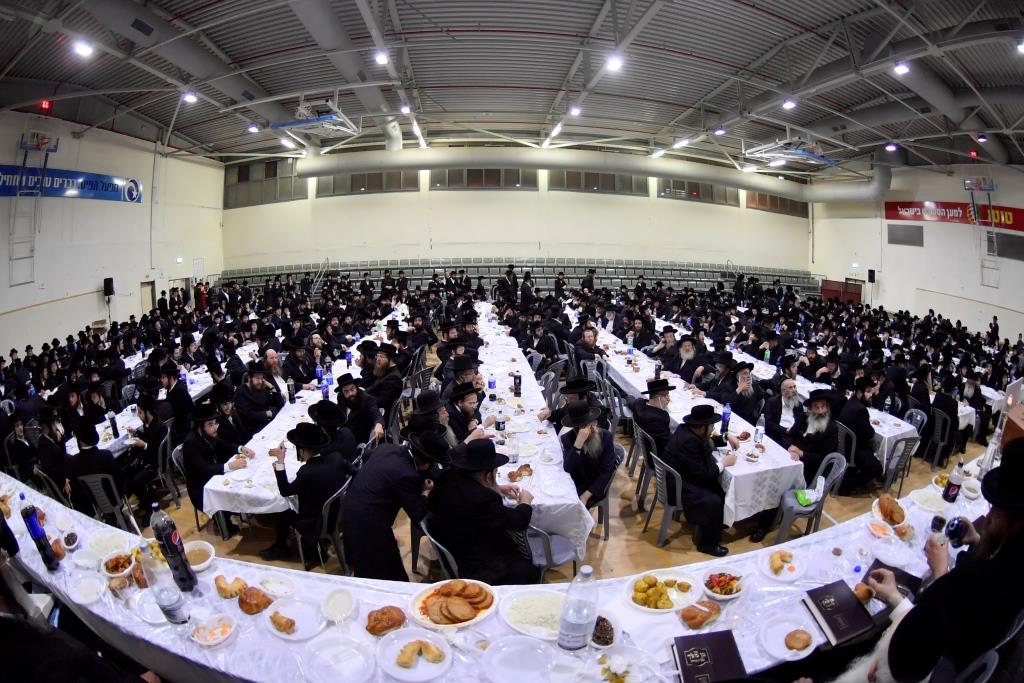 חברי קהילת 'המתמידים' בהילולא