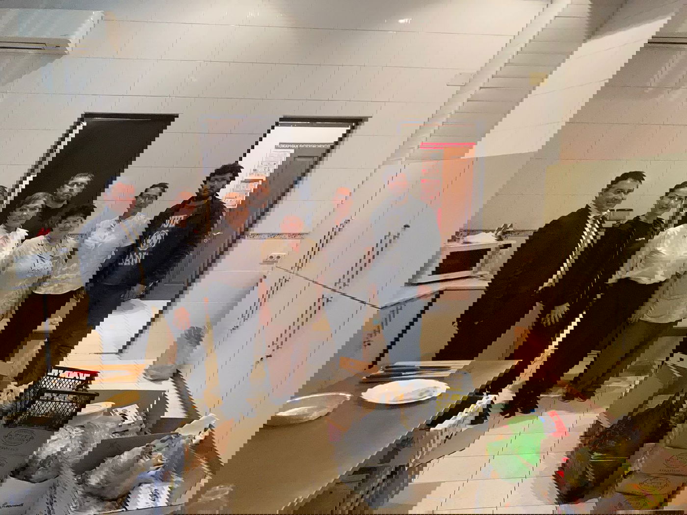 הכנות במטבח הקהילה היהודית לאירוח ראש הממשלה