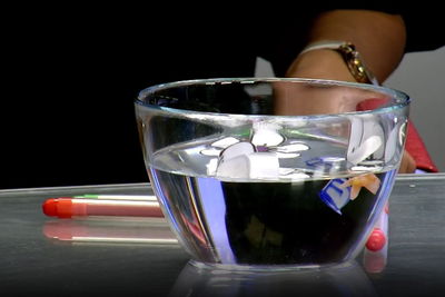 פרחים מניירות נפתחים במים: תכנית לילדים