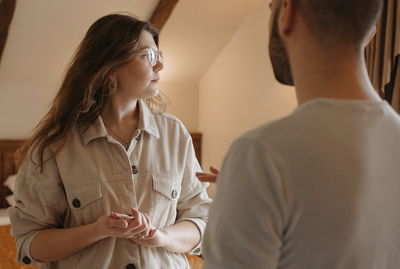 "בחוץ היא מקסימה, בבית אני לא קיים": מנגנוני ההגנה שהורסים את הזוגיות