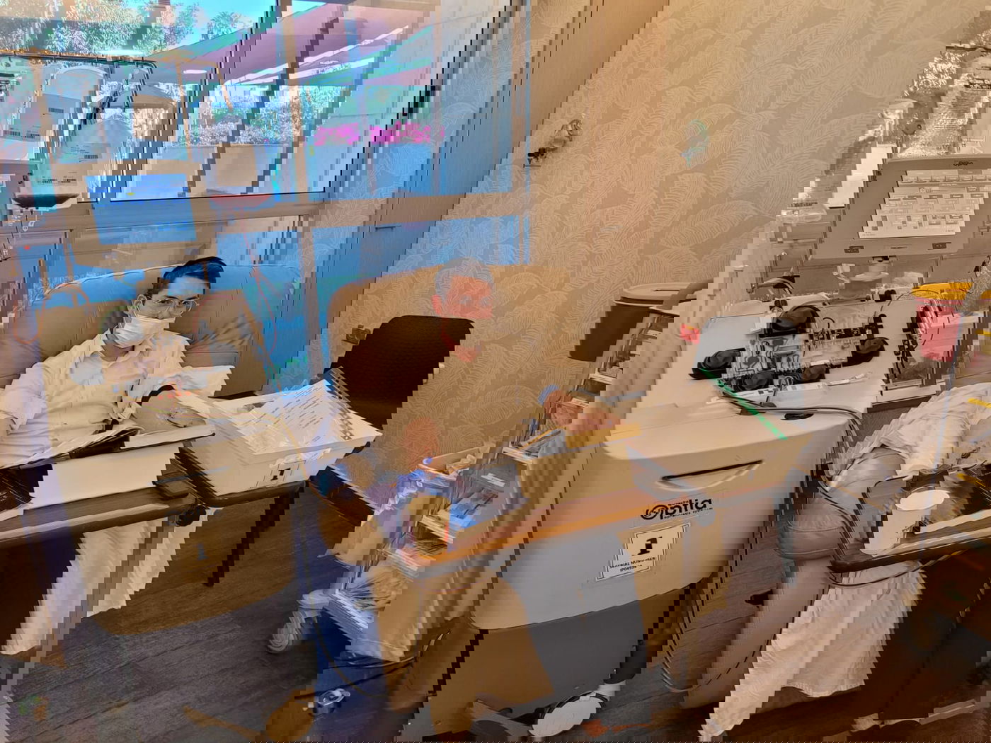 לומד גמרא במהלך תרומת מוח עצם • צפו