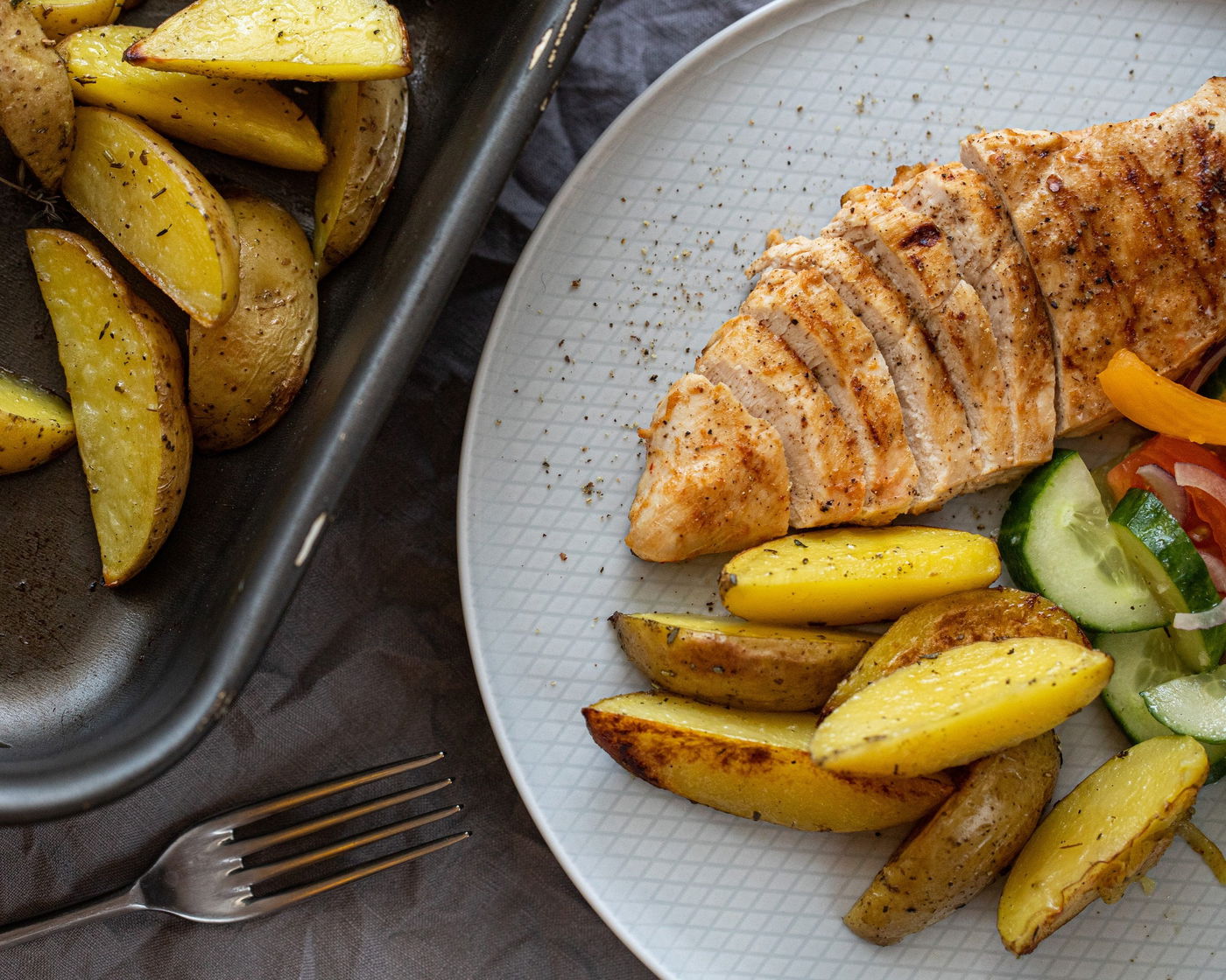 חזה עוף במחבת לצד תפוחי אדמה בתנור