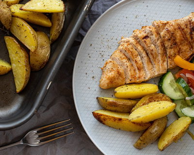 חזה עוף במחבת לצד תפוחי אדמה בתנור