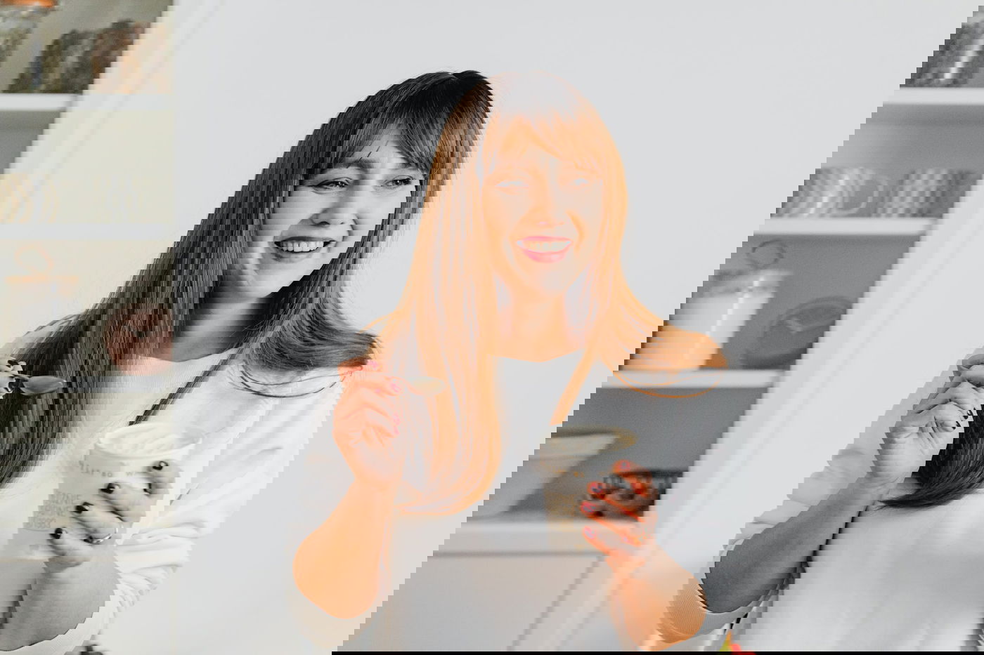 הבטן כואבת? המדע קובע: תתחילו לצחוק