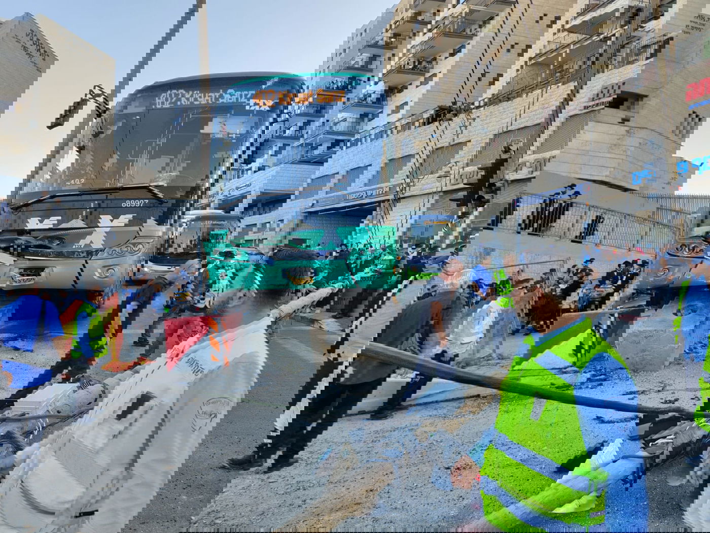 אוטובוס איבד שליטה; חרדית נפצעה קל