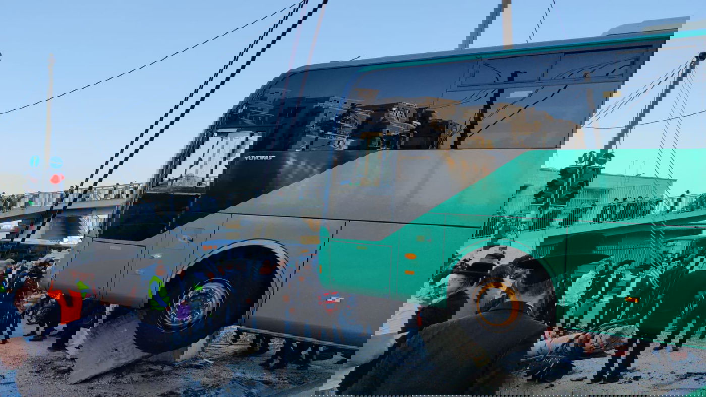 אוטובוס איבד שליטה; חרדית נפצעה קל