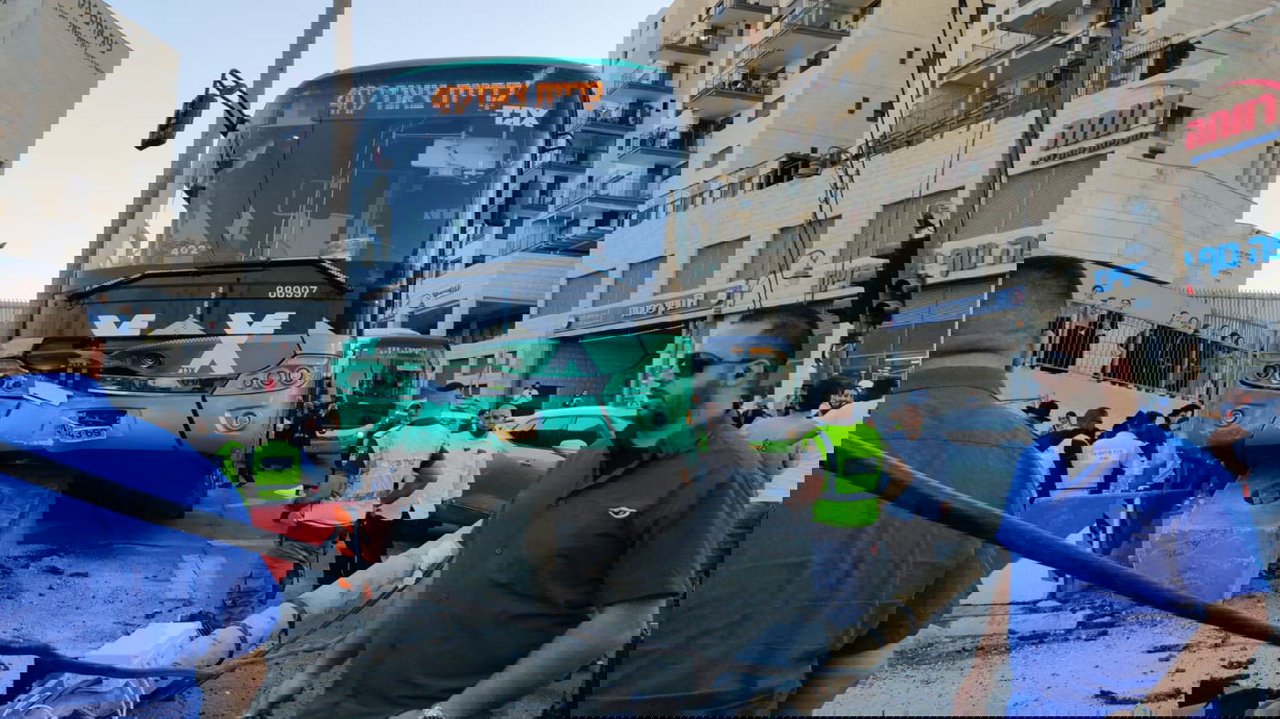 אוטובוס איבד שליטה; חרדית נפצעה קל