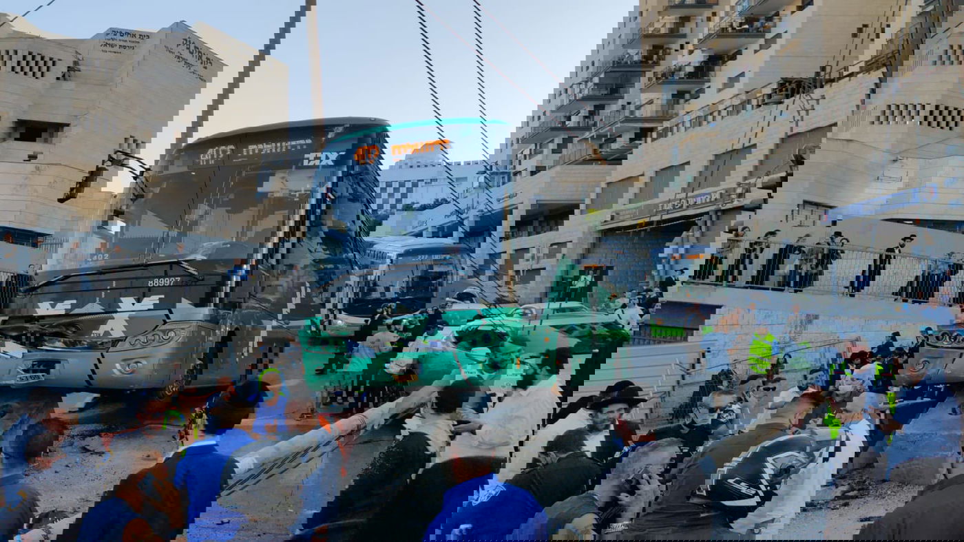 אוטובוס איבד שליטה; חרדית נפצעה קל