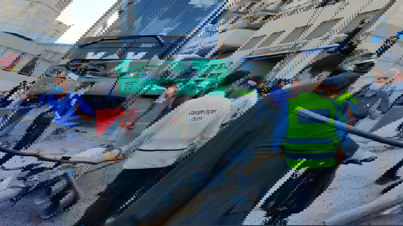 אוטובוס איבד שליטה; חרדית נפצעה קל