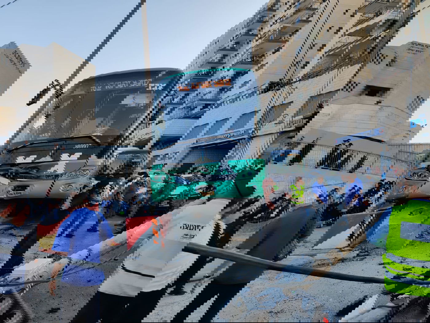 אוטובוס איבד שליטה; חרדית נפצעה קל