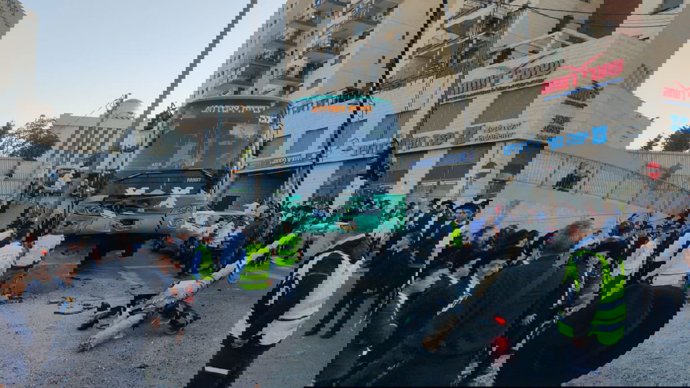 אוטובוס איבד שליטה; חרדית נפצעה קל