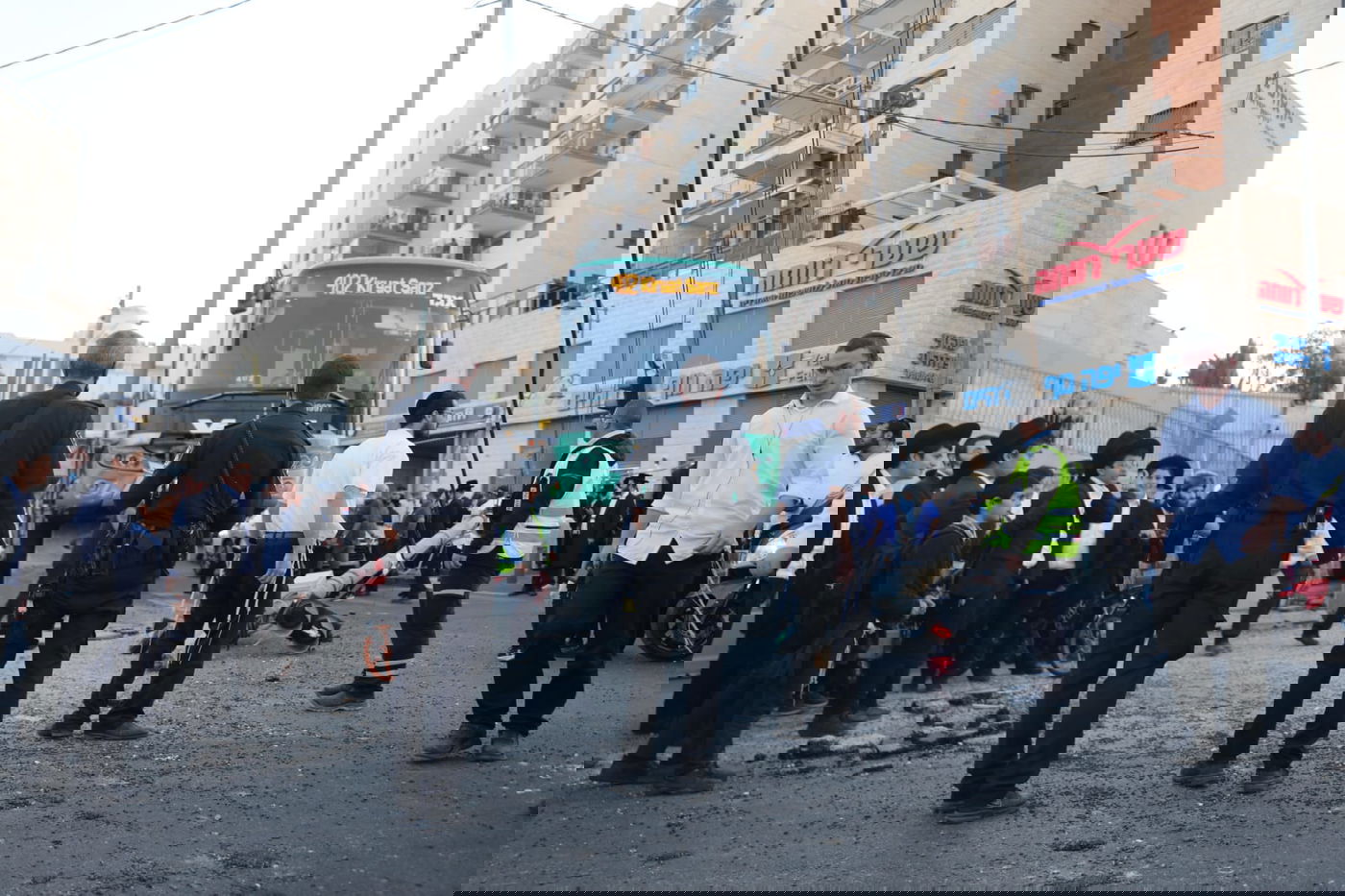 אוטובוס איבד שליטה; חרדית נפצעה קל