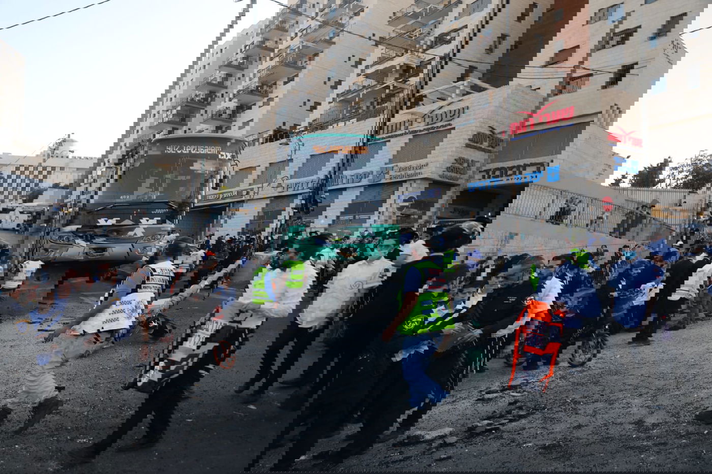 אוטובוס איבד שליטה; חרדית נפצעה קל