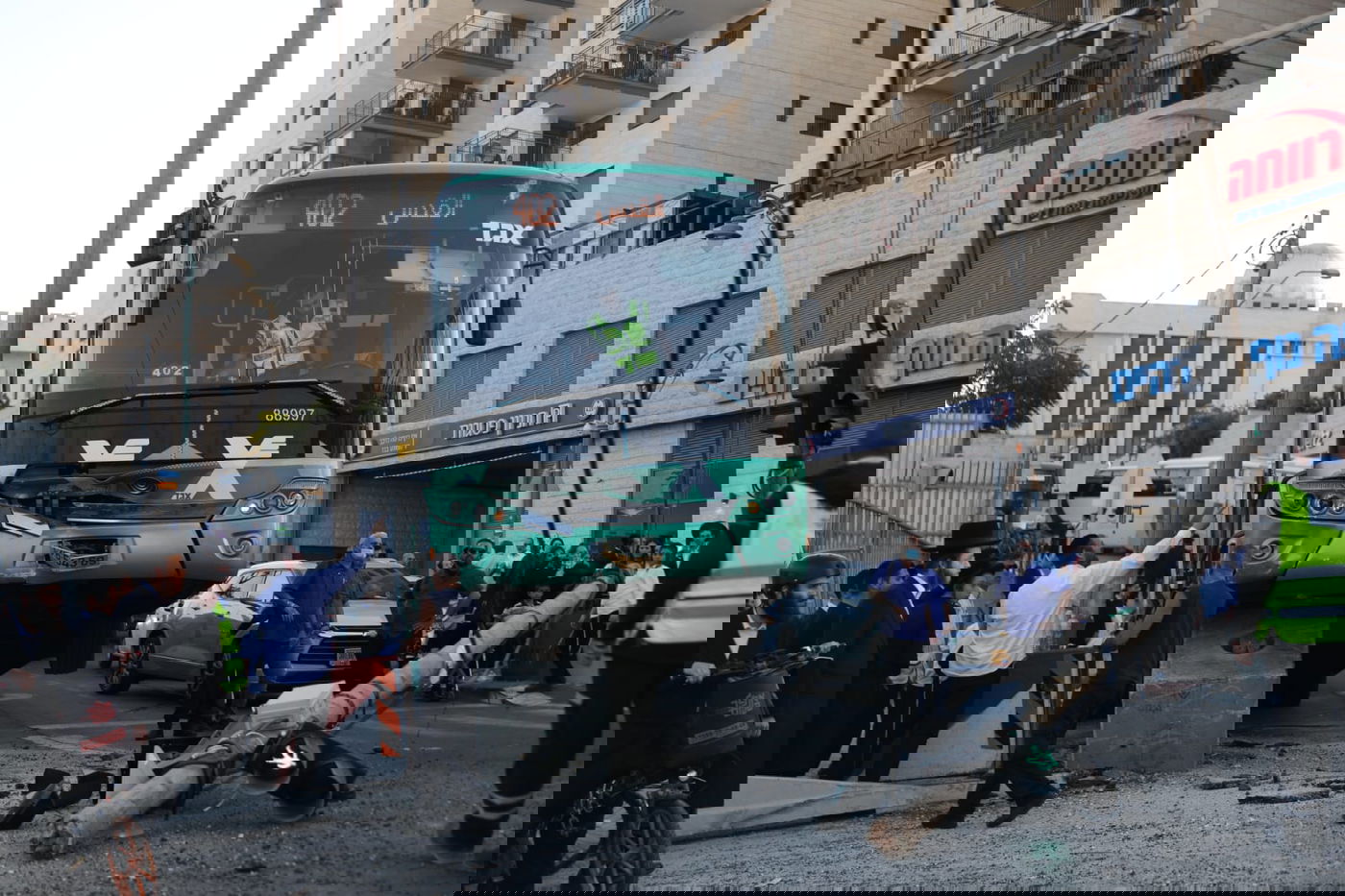 אוטובוס איבד שליטה; חרדית נפצעה קל