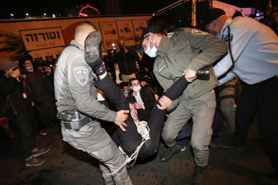 הפגנות הפלג, אילוסטרציה