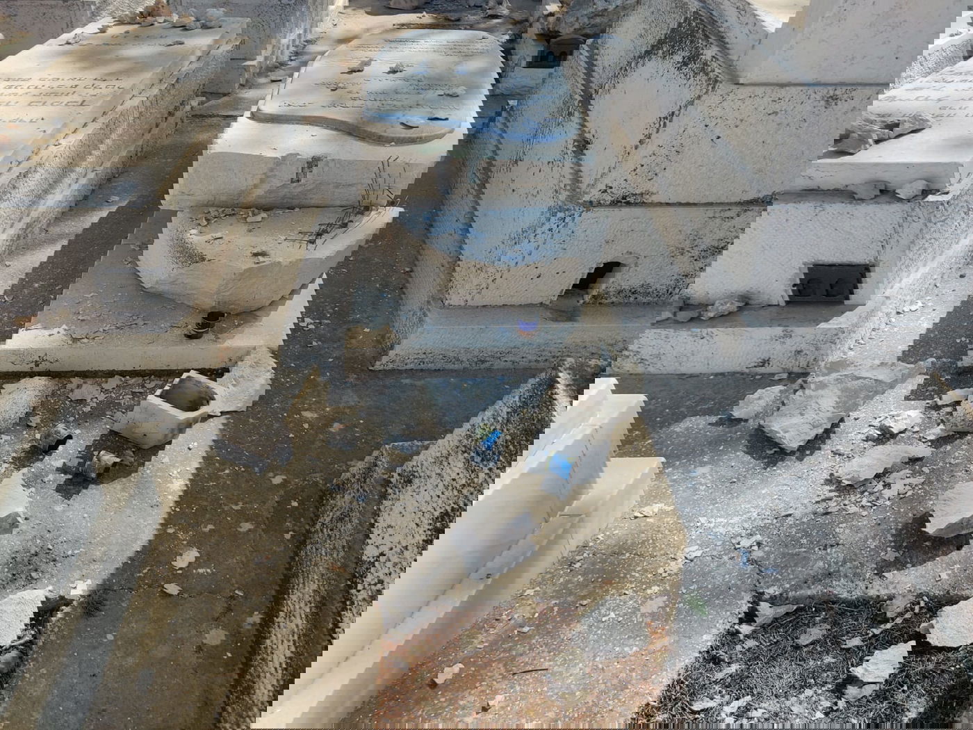 הר המנוחות: אלמונים ניתצו מצבות בלילה