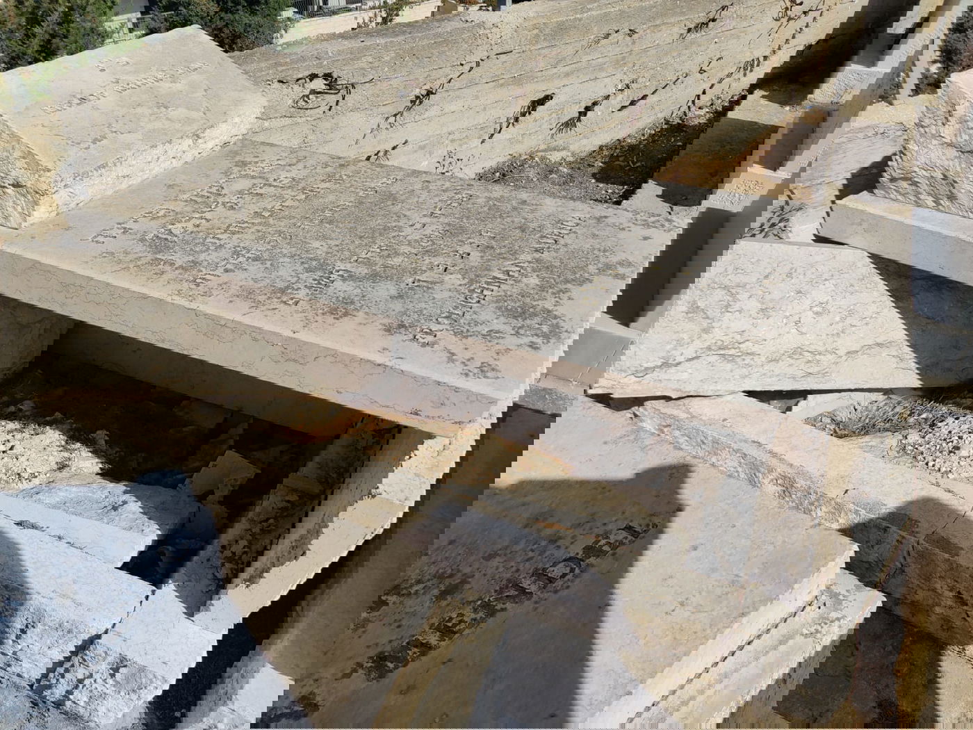 הר המנוחות: אלמונים ניתצו מצבות בלילה