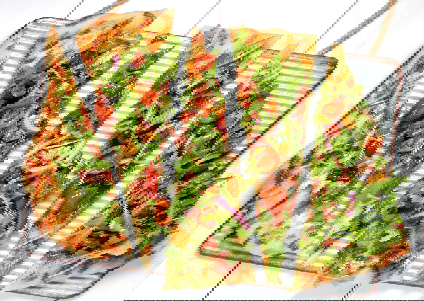 פיצה עם מוצרלה נמסה וסלט מרענן מעל