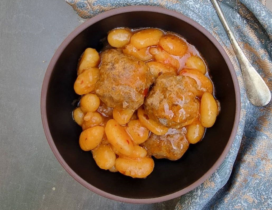 קציצות בשר ברוטב עגבניות עם ניוקי מטוגן