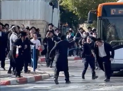 הקיצונים מתפרעים מול שוטרים