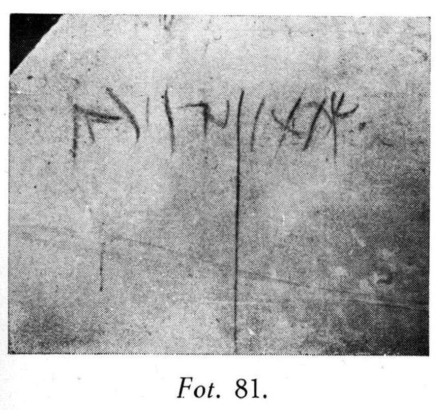 צילום הגלוסקמא עם השם – שמעון בר יונה – שמו היהודי של האפיפיור פטרוס