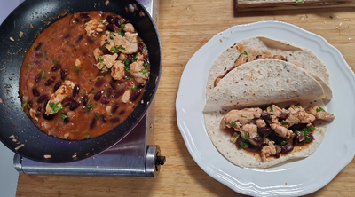 בתזמון מושלם עם מזג האוויר: תבשיל עוף ושעועית בצ'ילי