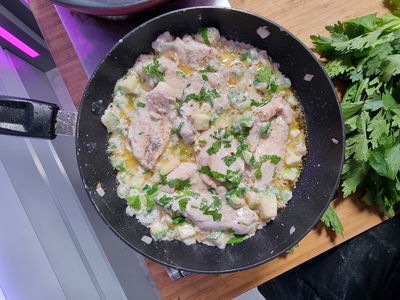 חזה עוף ושלל ירקות בקרם קוקוס קטיפתי