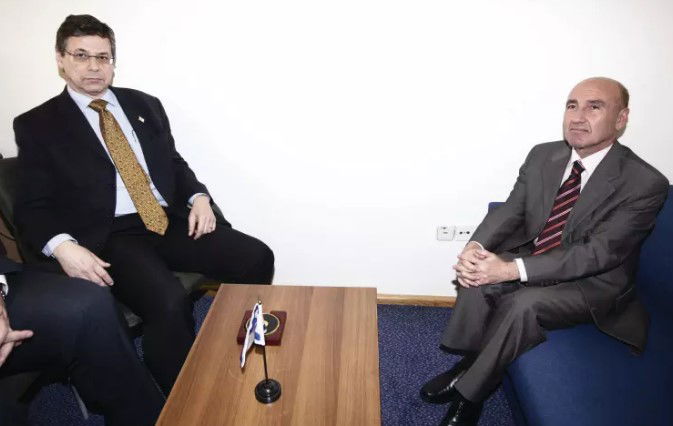 נשיא אידיאולוג או תאב בצע? מנהיג דו-פרצופי