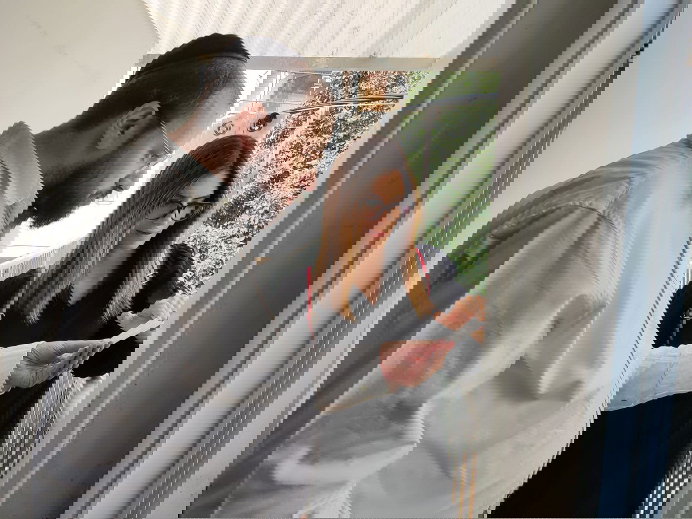 נוי כותבת את הפתק לצד ישראל כהן