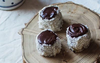 קינוח שוקולד עם קרם וניל וקוקוס: "כובע של רוסים"