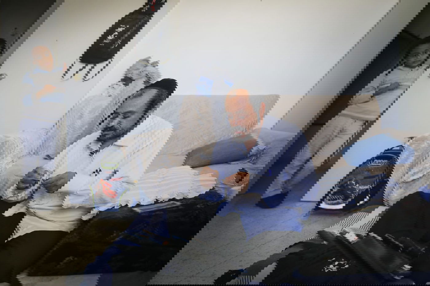 תמונת השבוע: ניצול הלינץ' בבדיקת סכינים