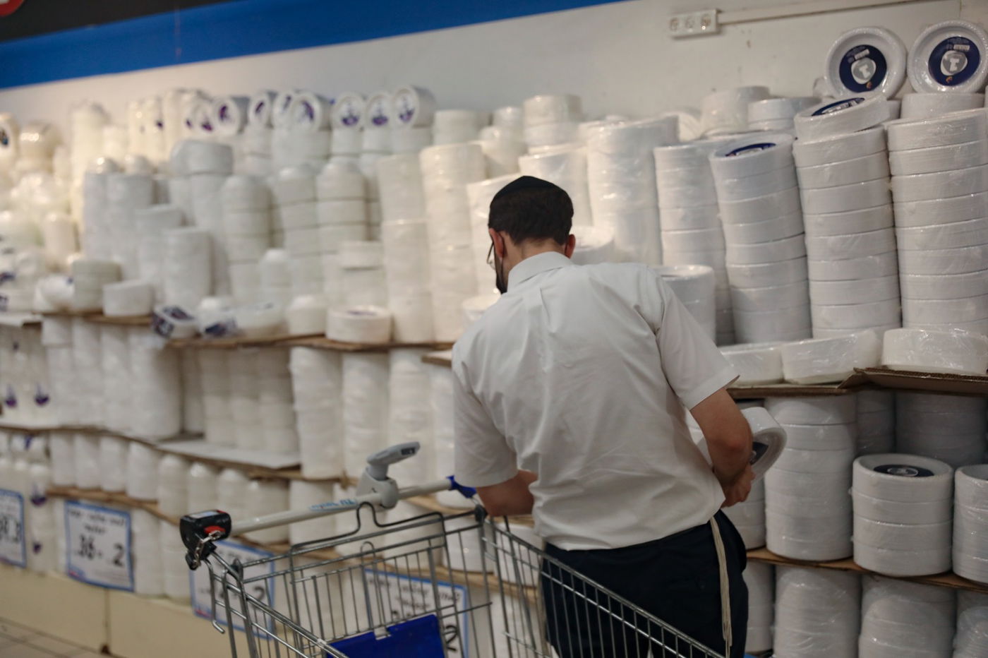 מדפי החד פעמי בסופרמרקטים, הבוקר