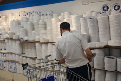 מדפי החד פעמי בסופרמרקטים, הבוקר