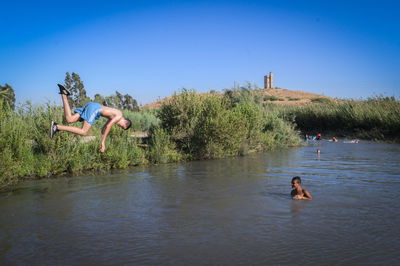 מטיילים באחד ממעיינות הצפון