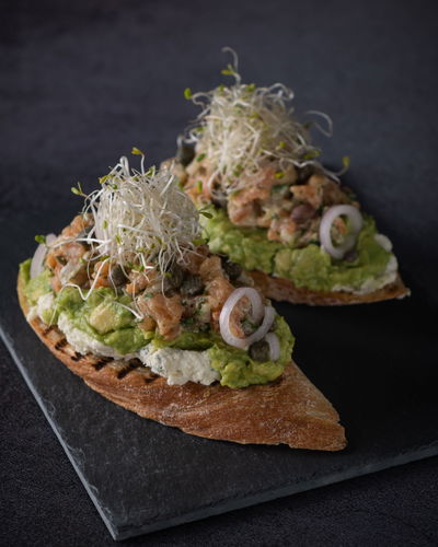 טרטר סלמון וקרם אבוקדו על לחם קלוי