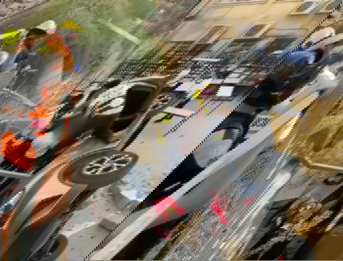 בני ברק: רכב נפל לבית ספר; שניים נפצעו