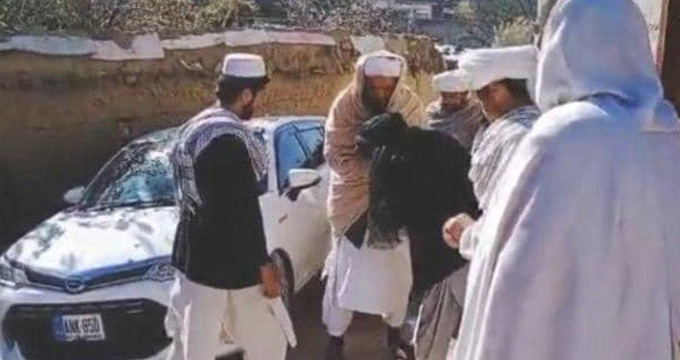 מנהיג הטאליבן, אתמול, כפי שצולם בידי עובר אורח שהסתכן