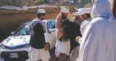 מנהיג הטאליבן, אתמול, כפי שצולם בידי עובר אורח שהסתכן