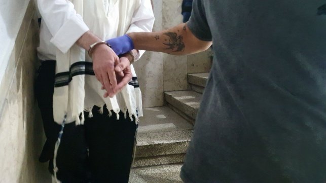 אחד החשודים בזמן מעצרו