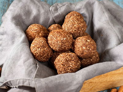 כדורי אנרגיה משיבולת שועל ותמרים בציפוי קינמון