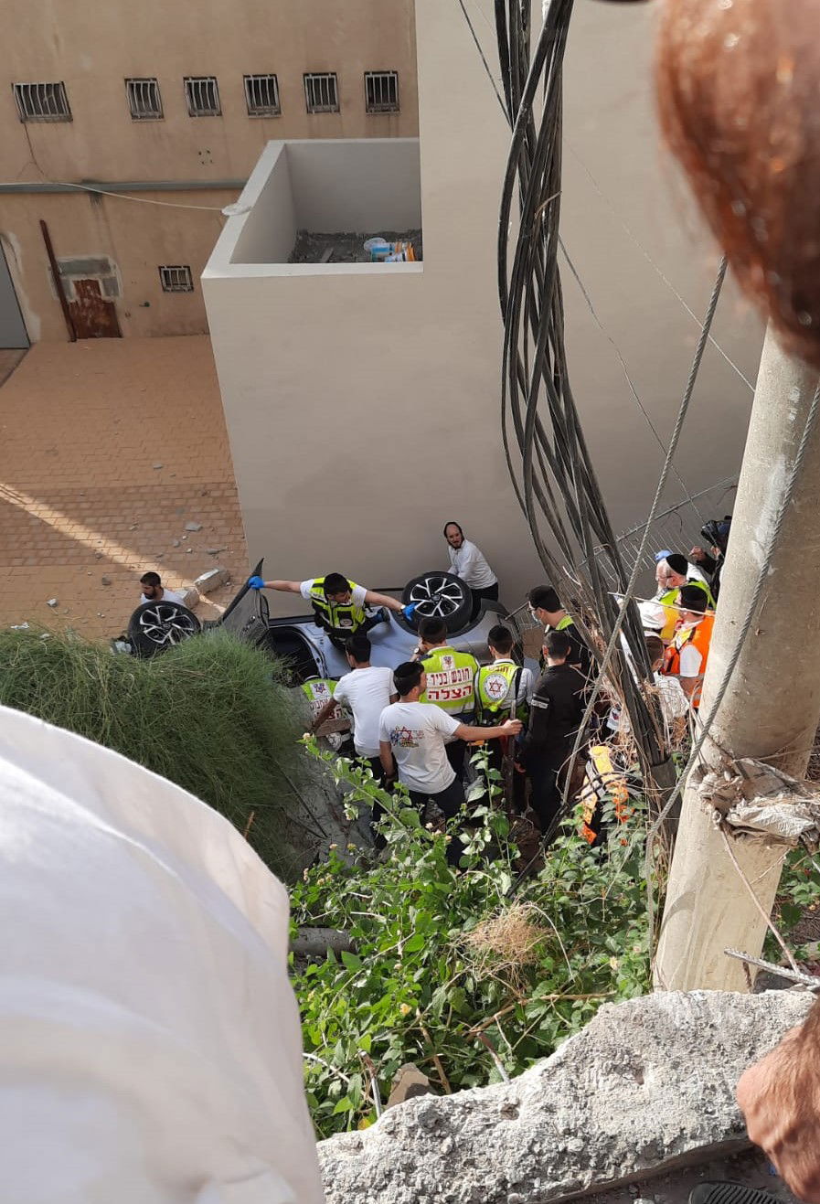 הרכב בחצר בית הספר