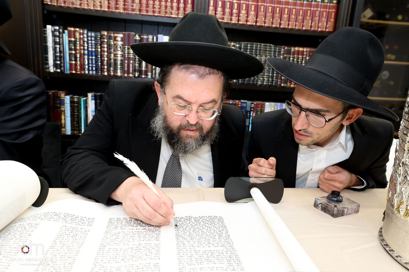 כתיבת האותיות בביתו של צביקה כהן • תיעוד