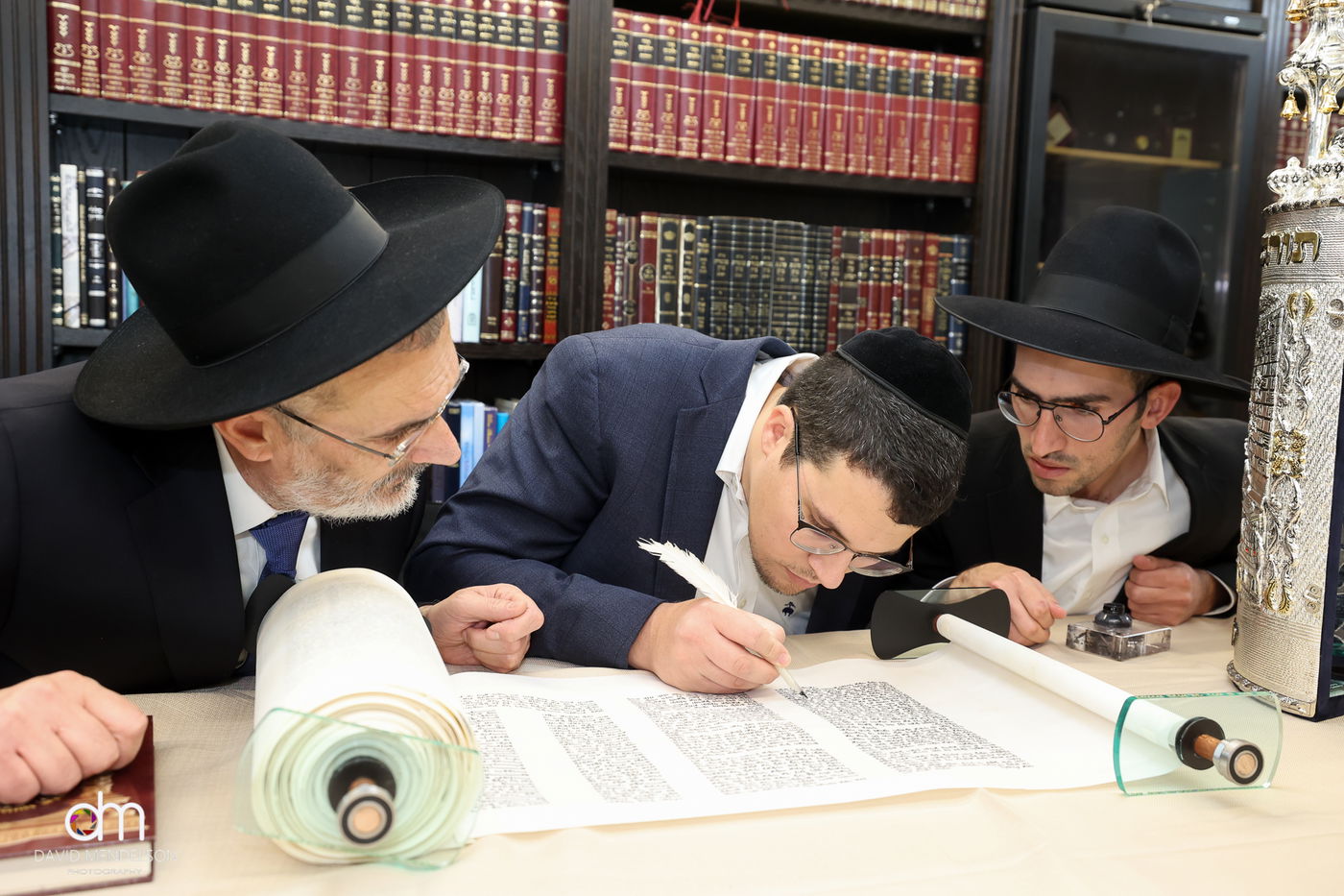 כתיבת האותיות בביתו של צביקה כהן • תיעוד