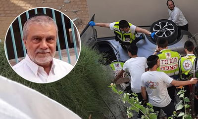 הניצול לצד הרכב שנפל