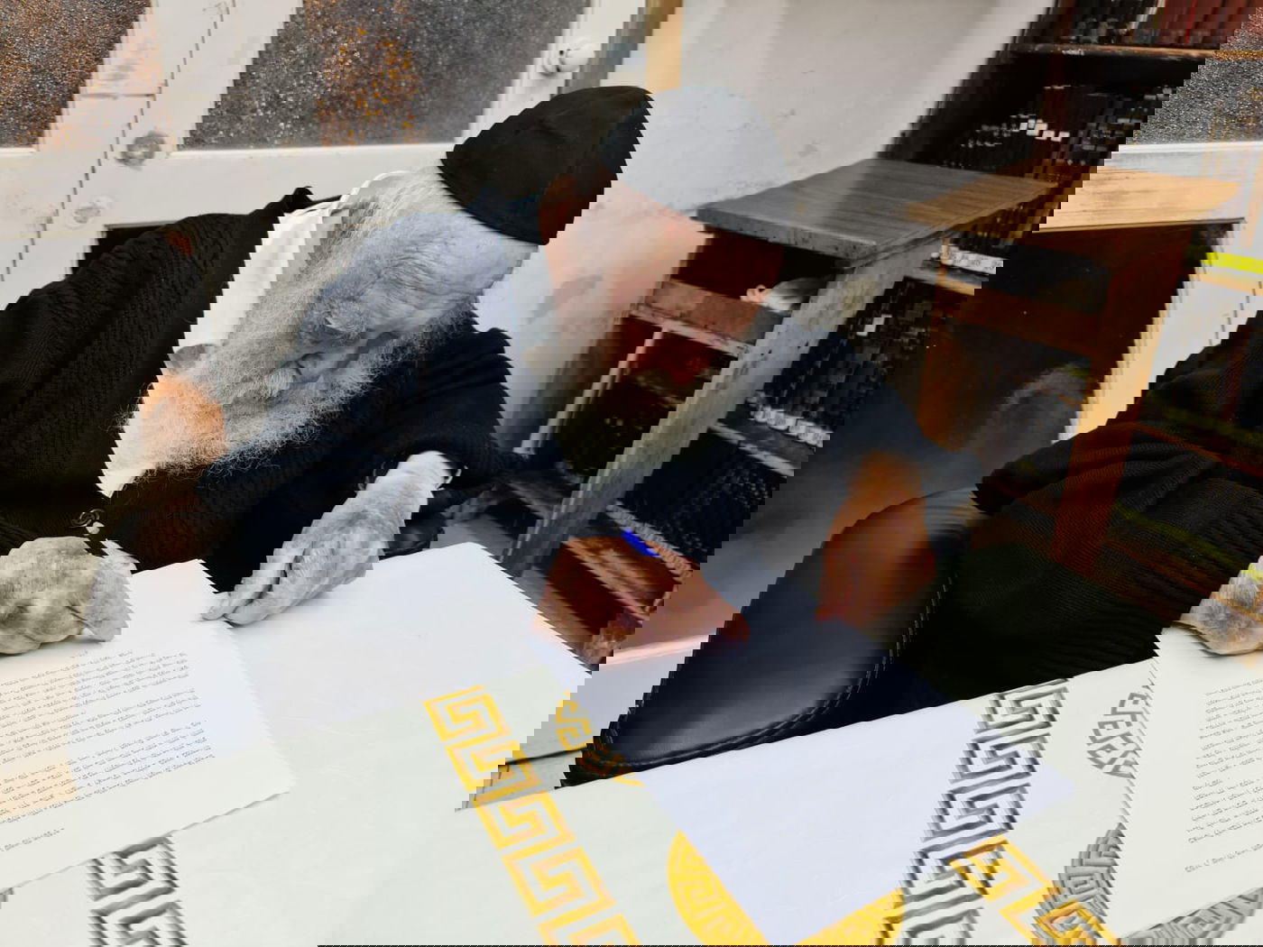 מרן שר התורה חותם על המכתב