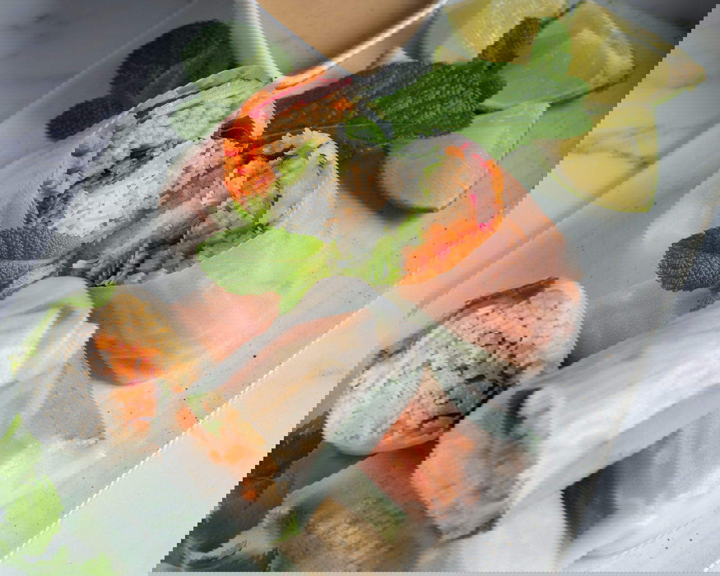 ספרינג רול במילוי אורז וירקות עם רוטב חמאת בוטנים